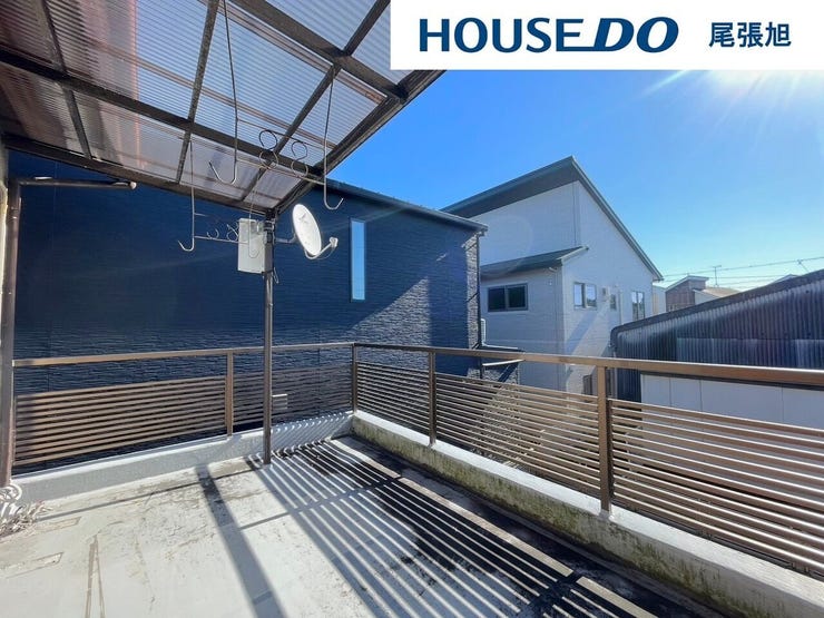 【バルコニー】日当たりの良い広さ十分の使い勝手の良いバルコニー。お布団や衣類などのお洗濯物を気持ちよく干せそうです♪南面にあり陽当たり良好!たっぷり陽を浴びたお布団や衣類は気持ちよさそうです♪