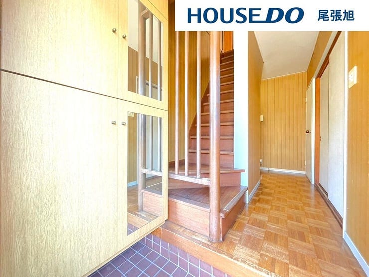 【玄関】扉を開けてすぐ目の前に広がる広々とした玄関です。わが家に帰った時に言う「ただいま」その言葉が何十年にもわって元気よく響くような、家族が帰りたくなる快適な住まいがテーマです。