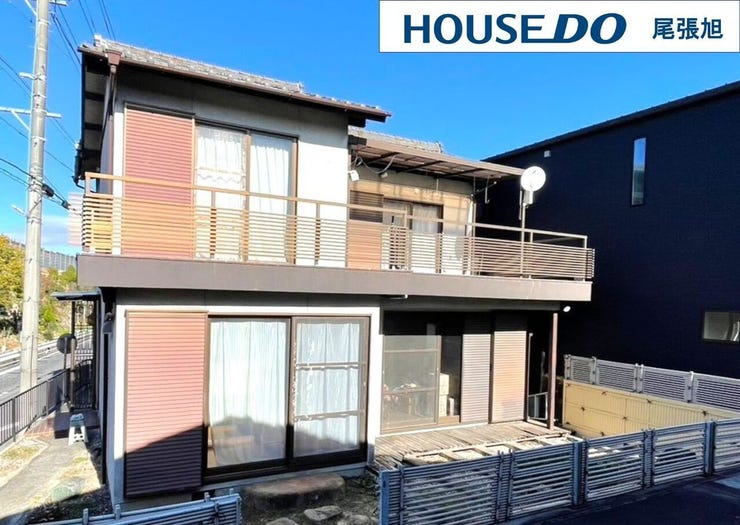 【建物外観】ホッと落ち着く親しみを感じさせてくれる外観。仕事や学校から帰ったときに優しく迎えてくれるお住まいがここに。閑静な住宅街に優しく包まれる心地良い住環境で心も落ち着く暮らしを。