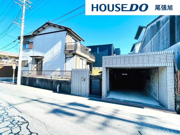 【建物外観】ホッと落ち着く親しみを感じさせてくれる外観。仕事や学校から帰ったときに優しく迎えてくれるお住まいがここに。閑静な住宅街に優しく包まれる心地良い住環境で心も落ち着く暮らしを。