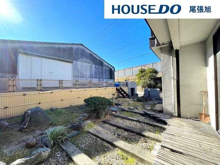 【お庭】庭にテントを張れるスペースがあれば、庭キャンプもできます。憧れのキャンプ飯がお庭で実現!デイキャンプのように、昼間は庭でキャンプのように遊び、夜はベッドで寝られるのも庭キャンプの良さです。