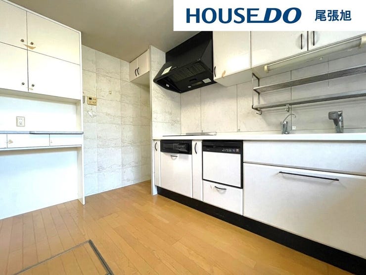 【キッチン】収納豊富でお手入れの簡単なシステムキッチン。汚れてもさっと綺麗にできます。収納スペースは、お料理に使うグッズや調味料などをすっきり収納できます。綺麗なキッチンだとお料理もはかどりそうです。