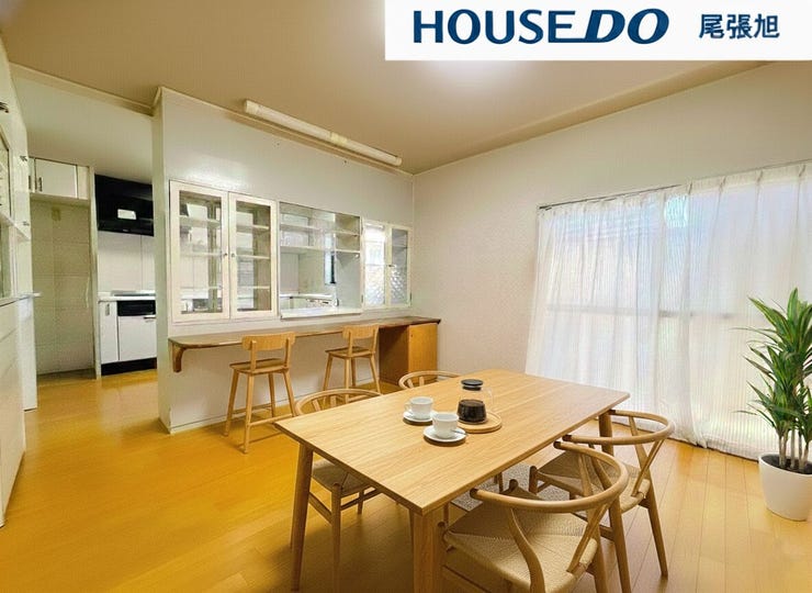 【リビング】
【リビング】大きな窓からは暖かい陽射しが差し込んできます。ソファやテーブルを置いても使いやすい配置で、ご家族そろってゆったりとお寛ぎいただけます。どんな家具を置こうか想像が膨らみます♪