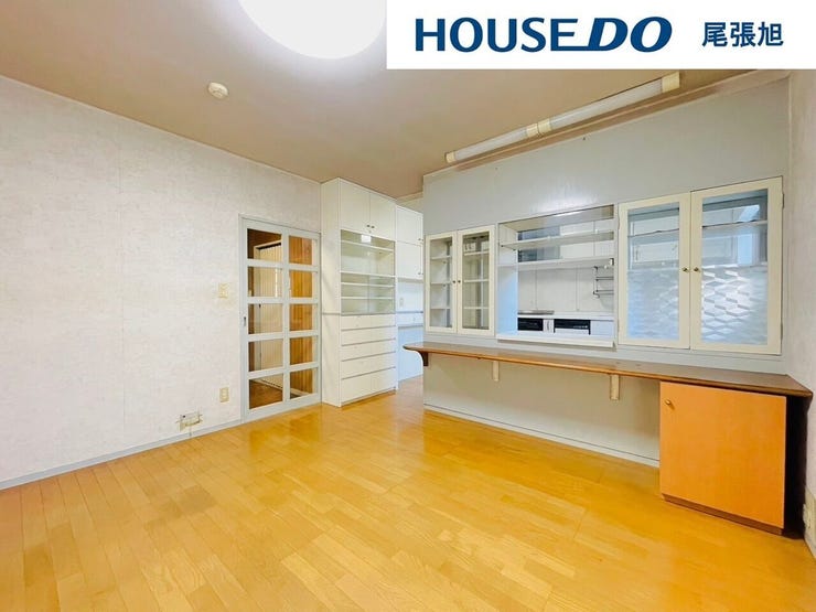 【リビング】大きな窓からは暖かい陽射しが差し込んできます。ソファやテーブルを置いても使いやすい配置で、ご家族そろってゆったりとお寛ぎいただけます。どんな家具を置こうか想像が膨らみます♪