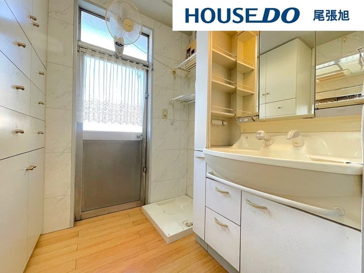 【洗面台/洗面所】清潔感のある洗面台です。鏡の後ろは収納スペースになっており、化粧水やボディクリームなどがたっぷり収納でき、洗面台周りもすっきり。お手入れも簡単なので綺麗を保てます!