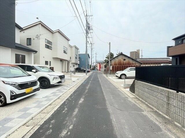 幅員約4.1mの前面道路です。普通車が1台通れる幅となります。大型車の通行が少ないので、振動や騒音が抑えられます。