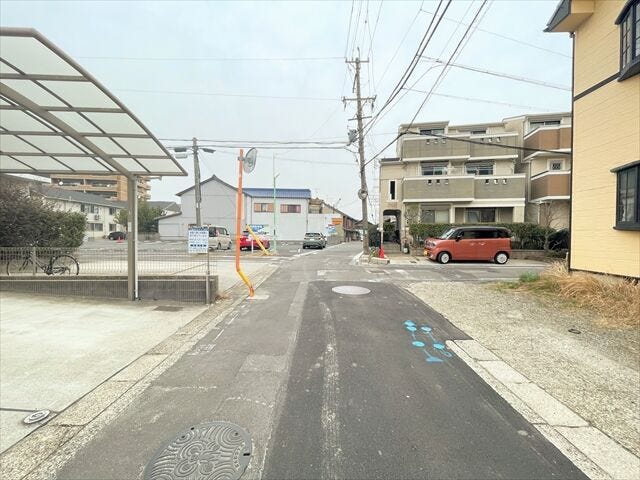 幅員約4.1mの前面道路です。車がすれ違うには厳しい道幅ですが、車はスピードを抑えて走行するので、お子様にも安全な道幅となっています。