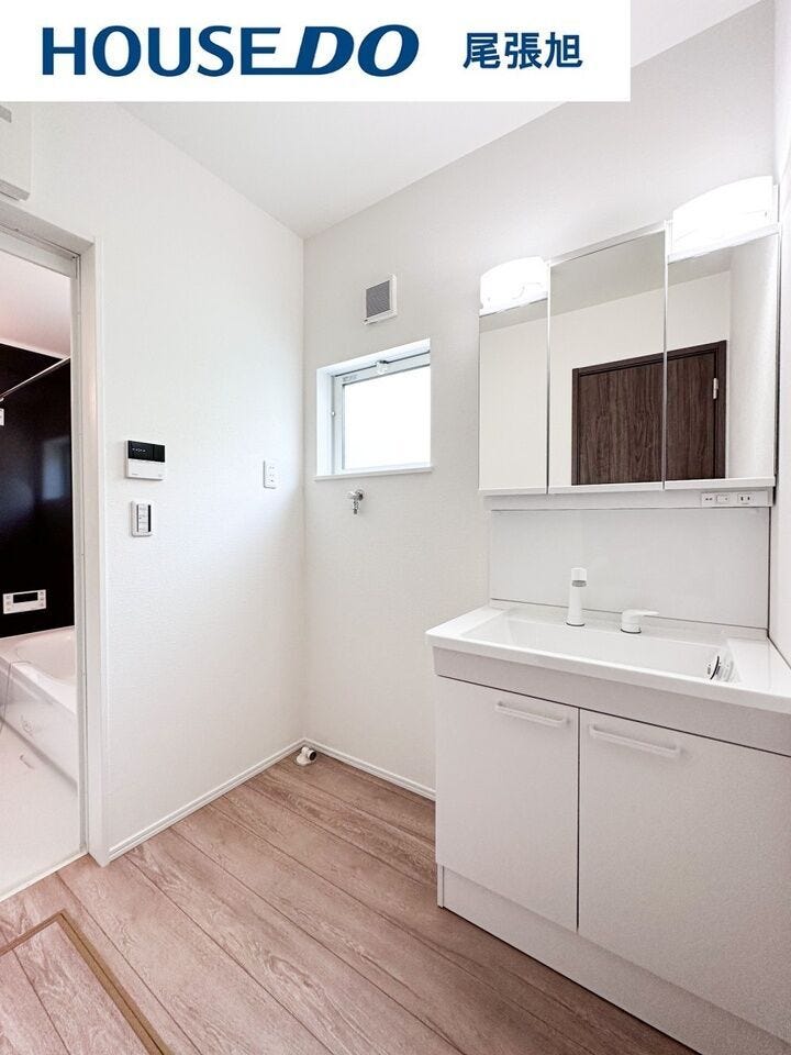 【洗面台/洗面所】鏡の裏にも収納があり、化粧水などお風呂を出てすぐに使いたいものの収納に便利です♪暮らしを快適に変えるシャワー付き化粧台♪ゆとりのある洗面スペースで朝の身支度もスムーズに♪