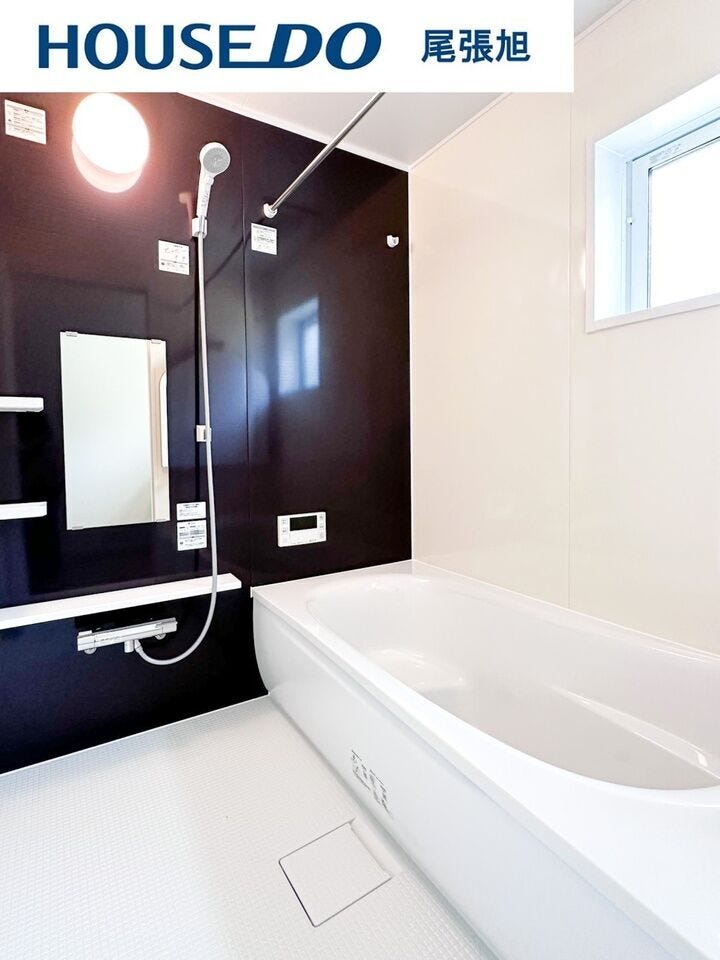 【浴室】落ち着いた印象の浴室です。ゆっくりお風呂に入って1日の疲れを癒したいですね♪浴室乾燥暖房機能が標準装備なので、年中快適に過ごせそうです。雨の日や花粉の季節のお洗濯物も乾かしてくれます♪