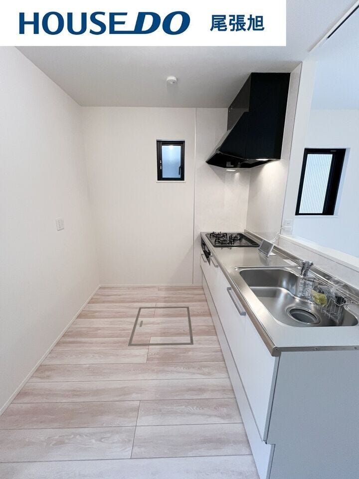 【キッチン】3口コンロなのでお料理がはかどりそうです♪主菜副菜汁物などを同時に作ることができます。コンロ数が多いとパパっと何品か同時調理できるので、時短にも繋がります。忙しい方には嬉しい設備ですね♪