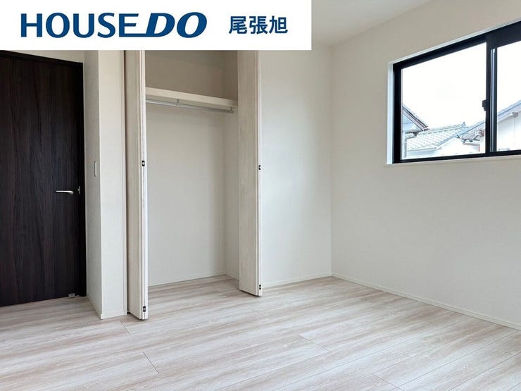 【洋室】丁度いいサイズの洋室です。トレンドになりつつあるのが、広過ぎず、快適すぎない子ども部屋。勉強と寝るだけの部屋にすることで閉じこもりがなくなり、リビングで過ごす時間が増えると言われています。