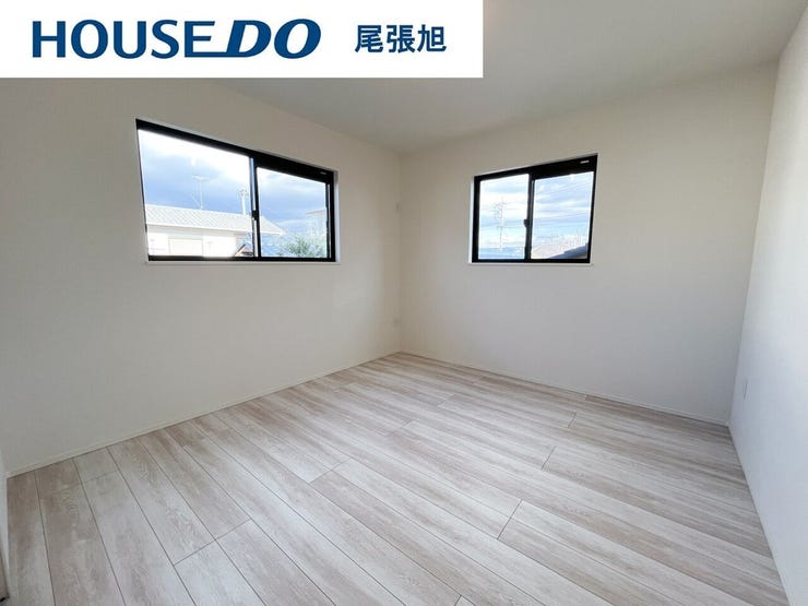 【洋室】丁度いいサイズの洋室です。トレンドになりつつあるのが、広過ぎず、快適すぎない子ども部屋。勉強と寝るだけの部屋にすることで閉じこもりがなくなり、リビングで過ごす時間が増えると言われています。