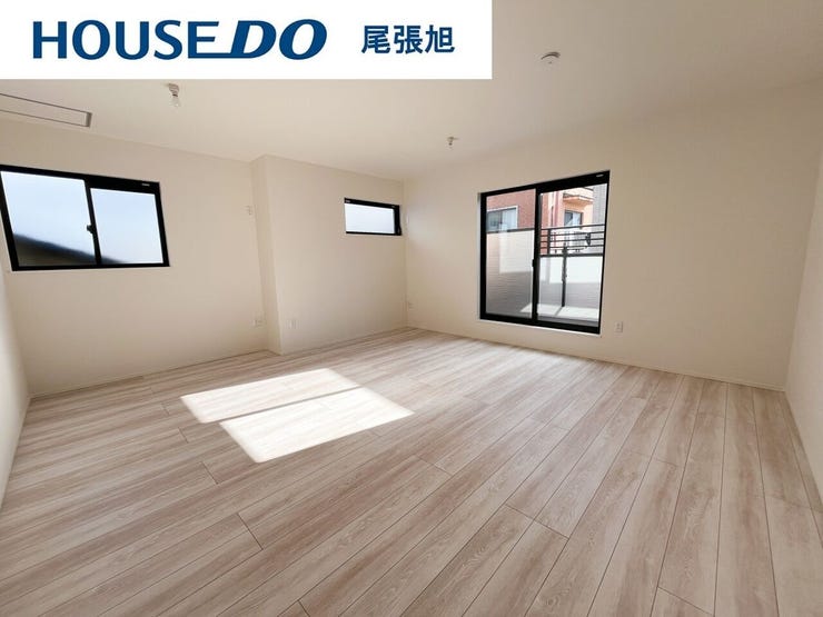 【洋室】明るい雰囲気の洋室です。広々とした明るいお部屋で、陽射しもたっぷり入ってきます。間仕切り壁を設ければ2部屋に分けることが可能!お子さまが大きくなられてから自分の部屋を設けてあげても良いですね♪