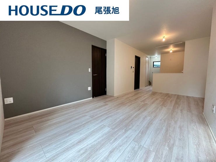 【リビング】開放感のあるリビング。掃き出し窓から採光を確保することができ、明るい空間で家族団らんできます♪ダイニングテーブルを置いてもゆとりのある広さなので、心地よい食事の時間をお過ごしいただけます♪