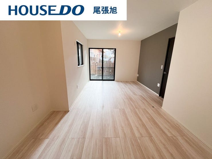 【リビング】開放感のあるリビング。掃き出し窓から採光を確保することができ、明るい空間で家族団らんできます♪ダイニングテーブルを置いてもゆとりのある広さなので、心地よい食事の時間をお過ごしいただけます♪