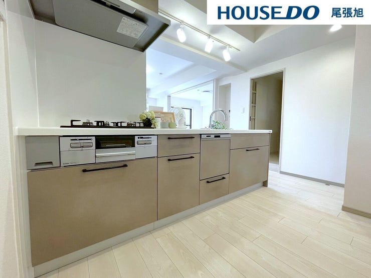 【キッチン】収納豊富でお手入れの簡単なシステムキッチン。汚れてもさっと綺麗にできます。収納スペースは、お料理に使うグッズや調味料などをすっきり収納できます。綺麗なキッチンだとお料理もはかどりそうです。