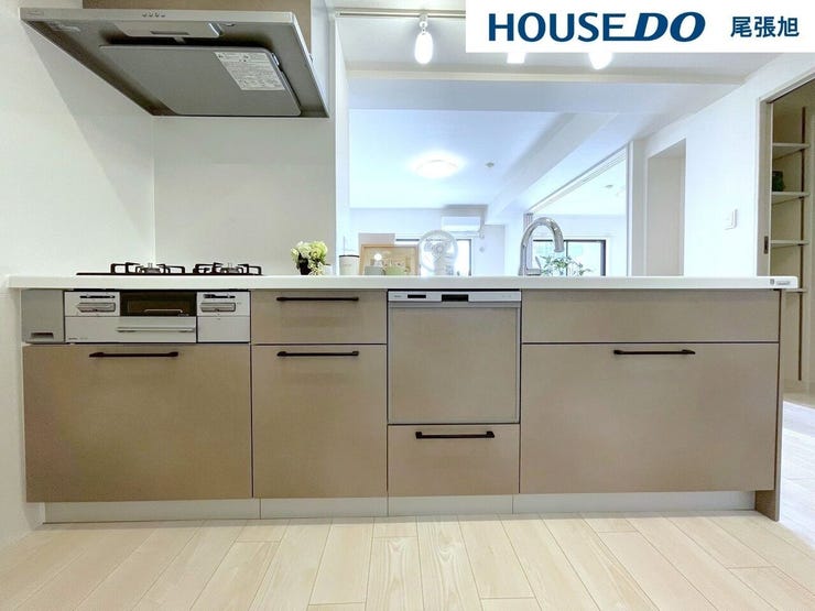 【キッチン】収納豊富ですっきりとしたキッチンを保てそうです♪お手入れも簡単なので綺麗を保てます。3口コンロ付きなので同時調理ができ、時短調理につながります。忙しい日々もストレスなくお料理できそうです。