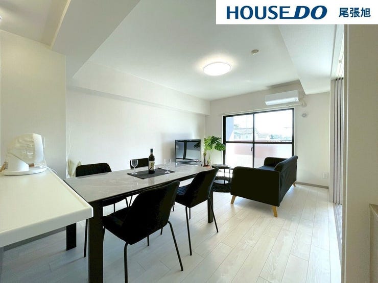 【リビング】
【リビング】開放感のあるリビング。掃き出し窓から採光を確保することができ、明るい空間で家族団らんできます♪ダイニングテーブルを置いてもゆとりのある広さなので、心地よい食事の時間をお過ごしいただけます♪