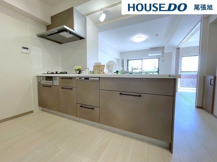 【キッチン】上品な広々ワイドキッチンです。シンプルなレンジフードとフルフラット対面カウンターかつ吊戸収納をつけていないので圧迫感なくすっきり!毎日気持ちよくお料理することが可能です。