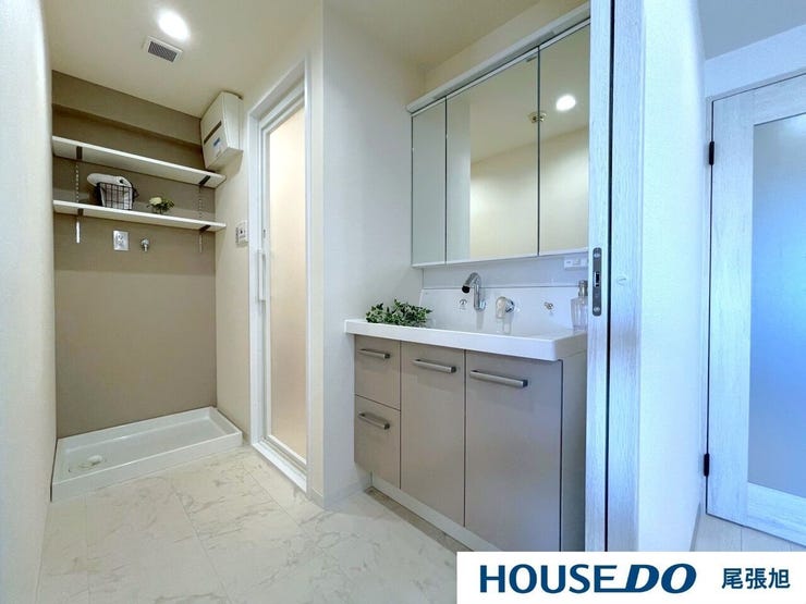 【洗面台/洗面所】すっきり広々した洗面所。洗濯機置き場の上部、洗面台の後ろにも収納スペースがあり、毎日の生活がより快適に。収納スペースがたくさんあるのですっきり整った空間で心地よい毎日を。