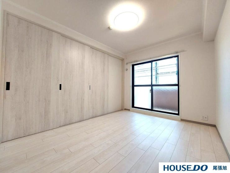 【洋室】明るい雰囲気の洋室です。広々とした明るいお部屋で、陽射しもたっぷり入ってきます。収納もご夫婦の衣類がたっぷり収納できるクローゼットがございます。ご夫婦のご主寝室にいかがでしょうか♪