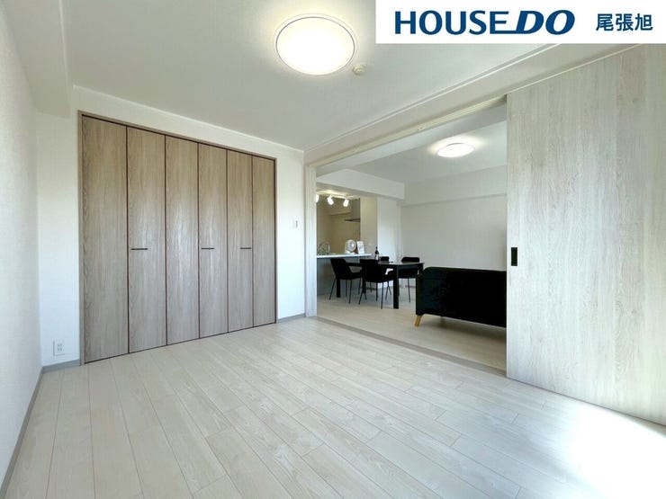 【洋室】広々とした洋室です♪扉を開けるとリビング続きでさらに解放感たっぷり!クローゼット付きなので収納にも困りません。各居室収納はたっぷりあるので、お部屋をすっきりと保てそうです♪