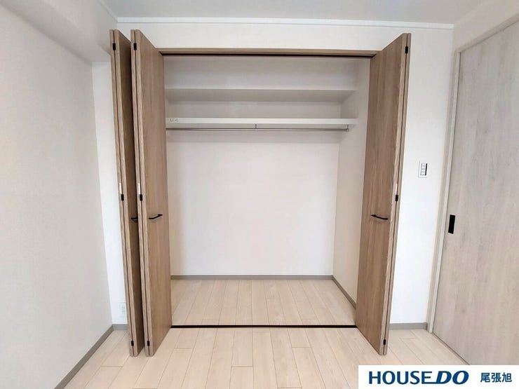 【クローゼット】広々としたクローゼットで、収納に余裕を持たせ、毎日をもっと楽に。整然とした空間で、探し物を減らし、ストレスフリーな生活を。収納力も良く、衣類がすっきり片付きます。