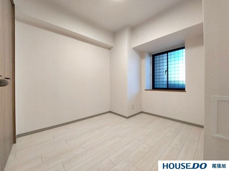 【洋室】多数の洋室があるため、それぞれ各部屋でプライベート空間をお楽しみいただけます。収納も完備しているのですっきりとしたお部屋でお寛ぎいただけます。