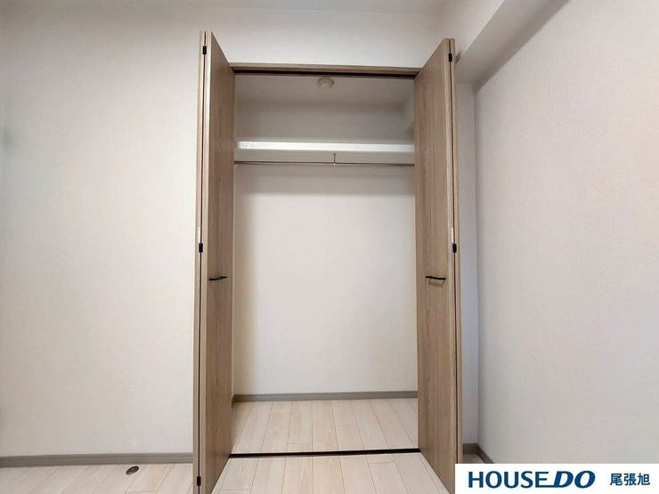 【クローゼット】洋室にある収納です。高さと奥行きがあり、かさばりがちな衣類をまとめて収納できます。各部屋収納たっぷりの間取りとなっております。部屋ごとに設けた収納は住みやすさへのこだわりです。