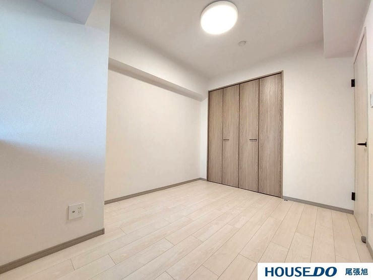 【洋室】丁度いいサイズの洋室です。トレンドになりつつあるのが、広過ぎず、快適すぎない子ども部屋。勉強と寝るだけの部屋にすることで閉じこもりがなくなり、リビングで過ごす時間が増えると言われています。