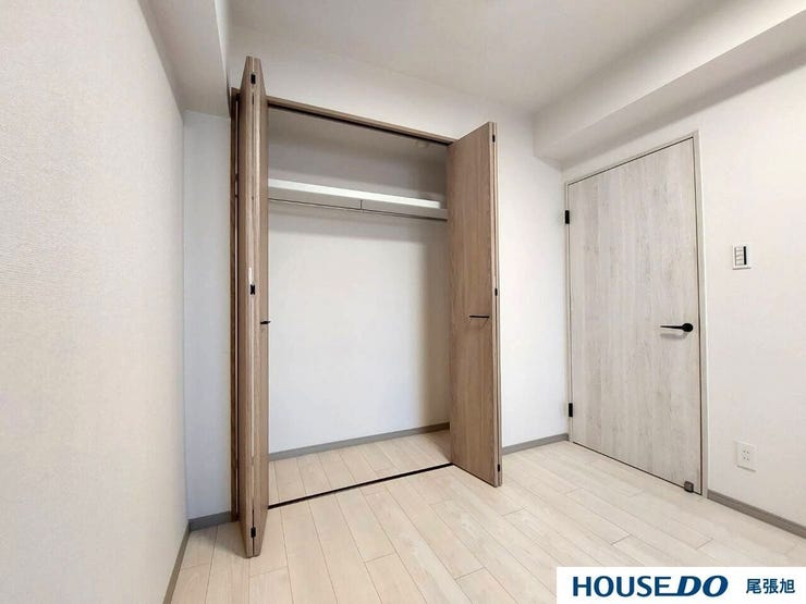 【クローゼット】洋室にある大容量のクローゼットです。枕棚付きで、小物の収納も便利!お隣の洋室にも大容量のクローゼットが付いています♪各部屋収納たっぷりございます。お部屋をすっきりと保てそうですね♪