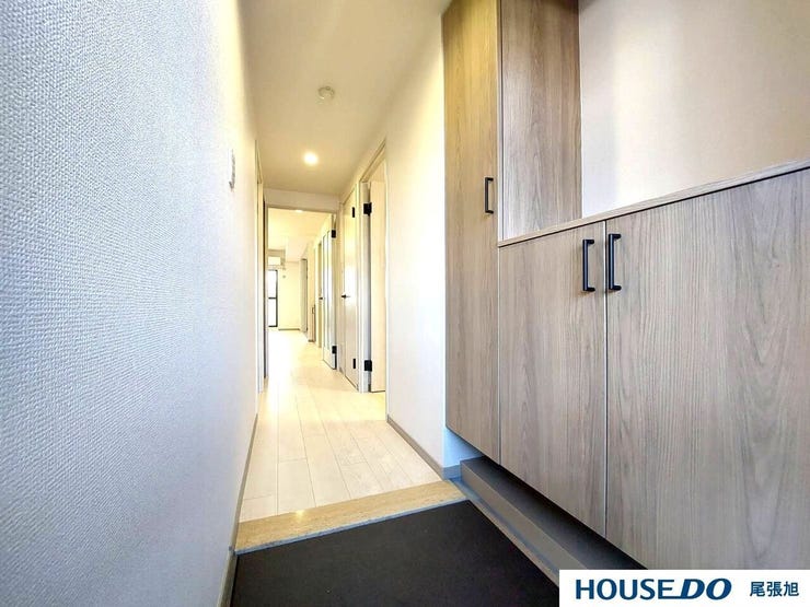 【玄関】帰宅時ホっと安心できる演出をそれぞれのご家庭好みにカスタマイズできます。そして大容量のシューズボックスがあります。可動棚付きなので背の高い靴も収納できます。すっきりした玄関で気持ちのいい朝を♪