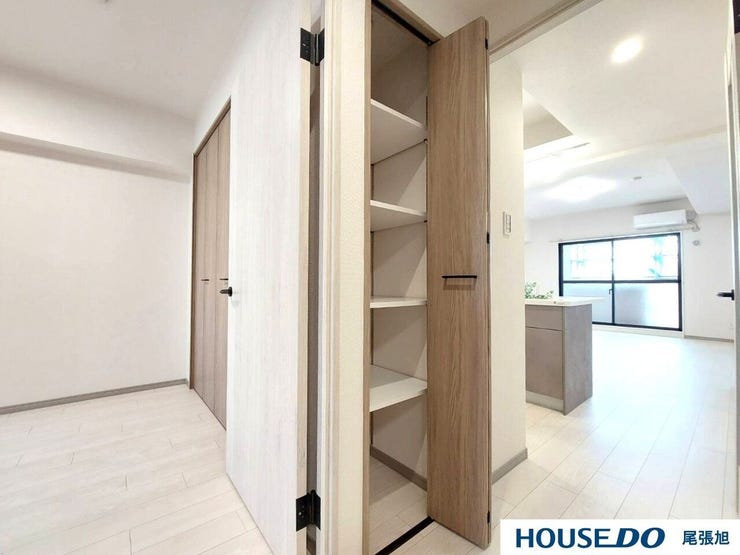 【収納】ちょっとした収納って便利ですよね♪日用品や、ストック品、お掃除道具や、季節用品など収納してはいかがですか?お部屋もすっきりしますね♪家の中心に収納スペースなのでどの部屋からも便利です!