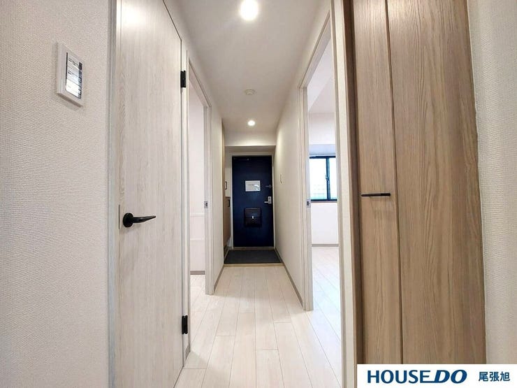 どの部屋にもアクセスできる明るい廊下です。玄関から一直線なので帰宅時などの様子がわかるのもいいですね♪