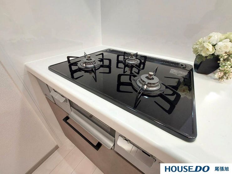 【3口コンロ】3口コンロ付きなので、お料理がはかどります。メイン料理2品を手前のコンロで調理しながら、奥の小バーナーで汁ものを調理するなど、複数の調理を一度に行うことができます。時短調理に繋がります!