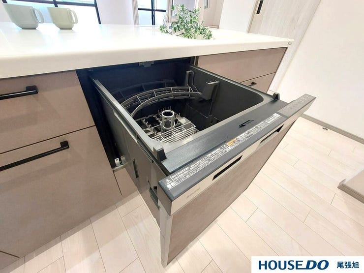 【食器洗浄乾燥機】手洗いよりも少ない水量で洗うことができ、節約になります。食器洗いの手間が省けて家事の時短、水仕事が減って手荒れも防止にもなります。ビルトイン食洗機で、すっきりとしたキッチンを実現!