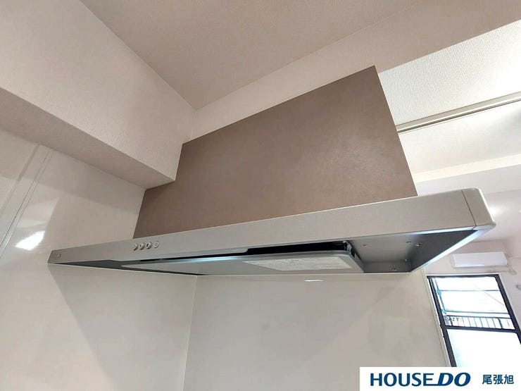 【レンジフード】上品な広々ワイドキッチンです。レンジフードもすっきりとした造りなので圧迫感もございません。照明もあり明るい空間の中で毎日お料理することが可能です。収納スペースも広いのが嬉しいですね。