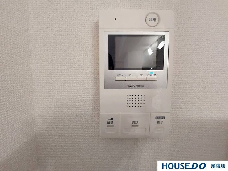 【インターホン】来客時に便利なモニター付インターホン。玄関ドアを開けることなく夜間でも訪問者の顔をモニターで確認できるため、トラブル防止にも繋がります。奥様やお子様のみのご在宅でも安心の防犯設備です!