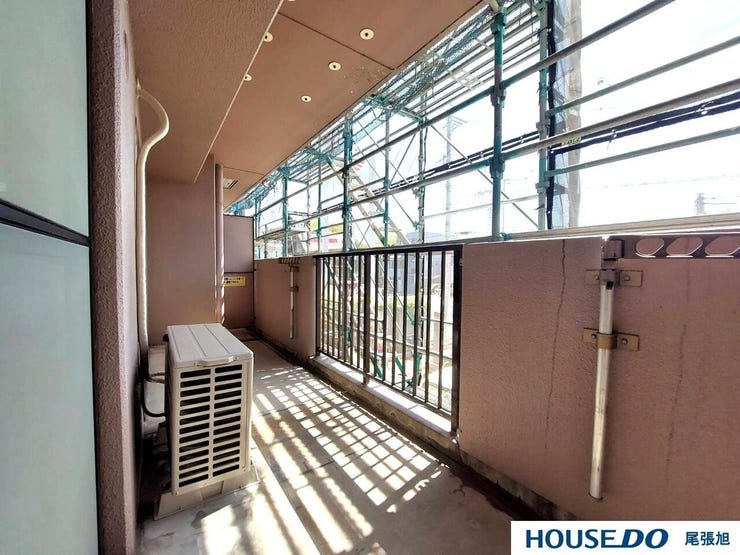 【南向きバルコニー】毎日が明るく、心地よい陽射しに包まれる南向きバルコニー。日中は太陽の光が差し込み、洗濯物が早く乾き、温かなひとときを楽しめます。春から秋にかけて、心地よい風を感じながられます。