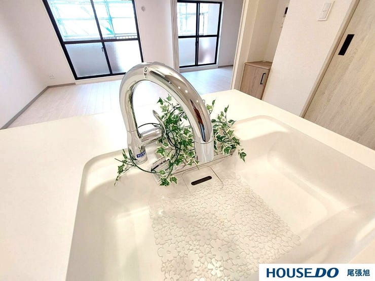 【浄水器機能付水栓】浄水と原水をボタン一つで簡単に切り替えができるビルトイン式浄水器水栓を採用。ビルトインの為見た目もすっきりです♪シャワーノズルでシンク周りも簡単にお手入れでき、毎日清潔に保てます!