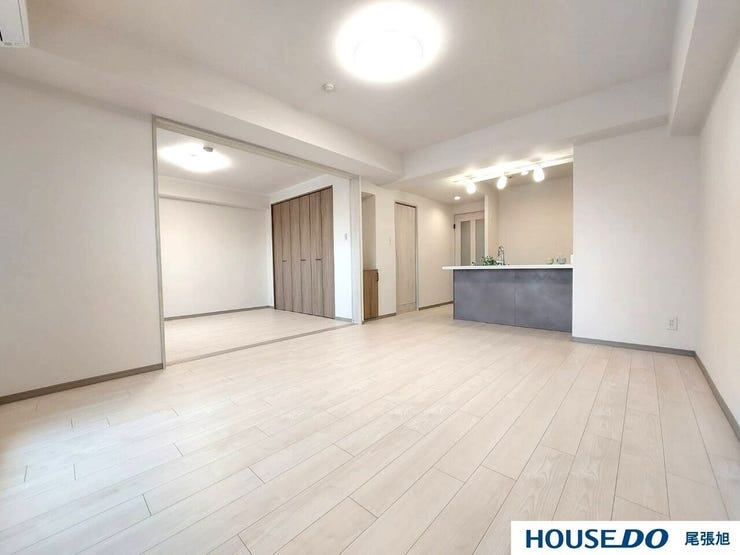 【リビング】陽当たり良好・風通し良好で光がたくさん入るリビングです。自然とみんなが集まりそうな落ち着いた空間で、家族の明るく居心地のいいお時間をゆったりお寛ぎお過ごしいただけます♪