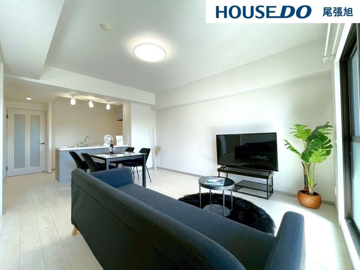 【リビング】光が優しく差し込む明るいリビング♪自然と家族が集まり、最高の家族団らんのお時間をお過ごしいただけます♪ひろびろとしたLDKで、ソファや4人掛けテーブルを置いても使いやすい配置です。