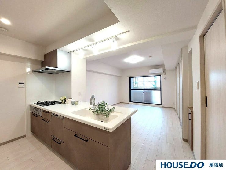 フルフラット対面キッチンで吊戸収納がないのでキッチンからリビングまでがとても明るいLDKです。リビングで過ごすお子様の様子などがキッチンからよく見えるので安心ですね。