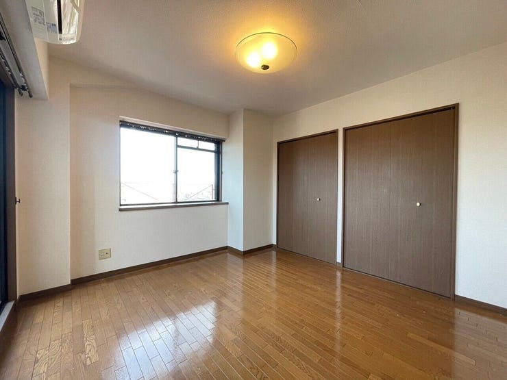 【洋室】広々とした洋室です♪ゆとりのある洋室はご夫婦の主寝室にいかがですか?♪クローゼット付きなので収納にも困りません。各居室収納はたっぷりあるので、お部屋をすっきりと保てそうです♪