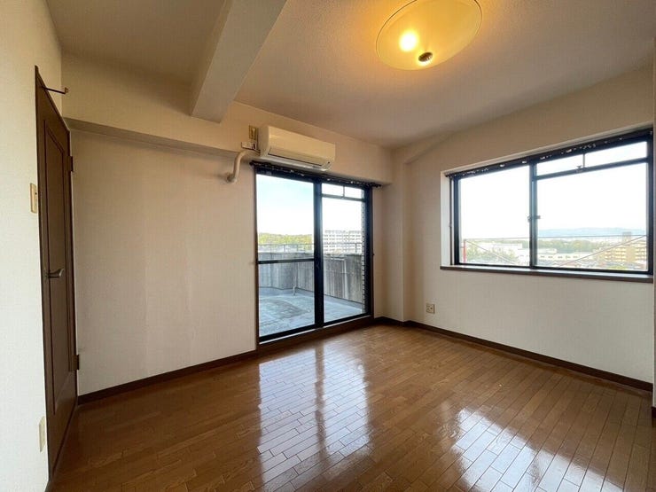 【洋室】多数の洋室があるため、それぞれ各部屋でプライベート空間をお楽しみいただけます。収納も完備しているのですっきりとしたお部屋でお寛ぎいただけます。2面採光のため、日当たりも良好です!