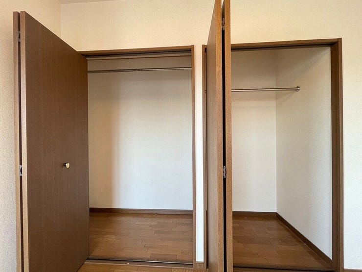 【クローゼット】広々としたクローゼットで、収納に余裕を持たせ、毎日をもっと楽に。整然とした空間で、探し物を減らし、ストレスフリーな生活を。収納力も良く、衣類がすっきり片付きます。