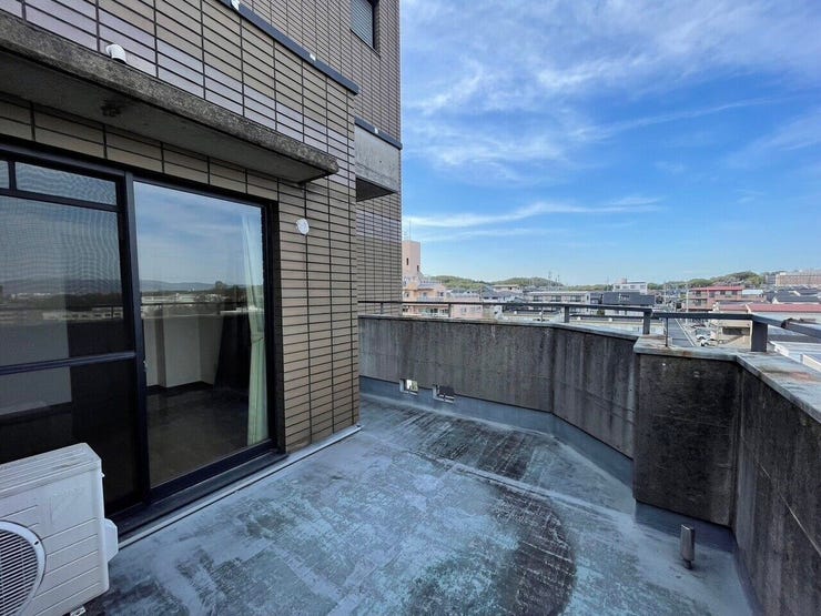 【ワイドバルコニー】広がる空間、広がる暮らし。ワイドバルコニーなら、通常のバルコニーでは味わえない開放感を楽しめます。広いスペースで洗濯物が楽々なだけでなく、リラックスした時間を過ごす場所にも最適です