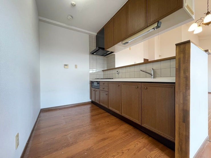 【キッチン】収納豊富ですっきりとしたキッチンを保てそうです♪お手入れも簡単なので綺麗を保てます。3口コンロ付きなので同時調理ができ、時短調理につながります。忙しい日々もストレスなくお料理できそうです。