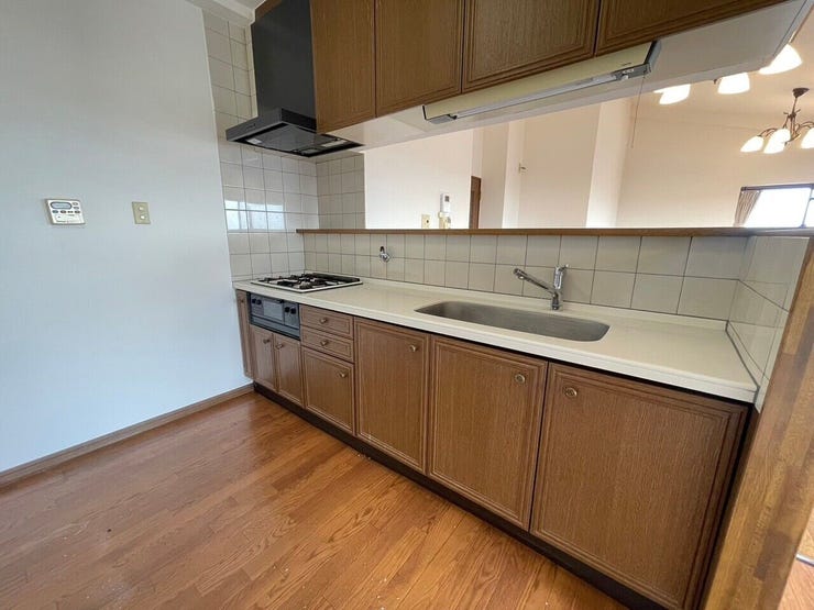 【キッチン】上品な広々ワイドキッチンです。レンジフードもすっきりとした造りなので圧迫感もございません。明るい空間の中で毎日お料理することが可能です。収納スペースも広いのが嬉しいですね。