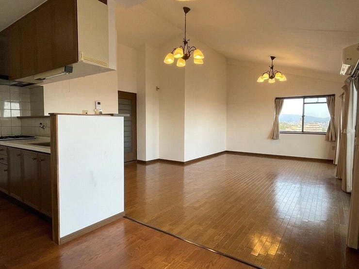 【リビング】陽当たり良好・風通し良好で光がたくさん入るリビングです。自然とみんなが集まりそうな落ち着いた空間で、家族の明るく居心地のいいお時間をゆったりお寛ぎお過ごしいただけます♪